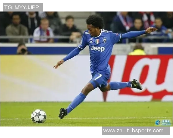 温暖笑容与足球梦想交织的球星头像，展现无尽激情与坚持的力量